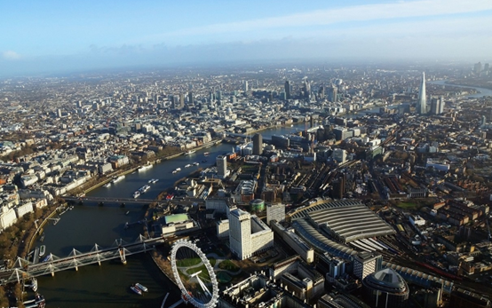 (3)泰晤士河(river thames)是英國著名的母親河,泰晤士河自西向東,從